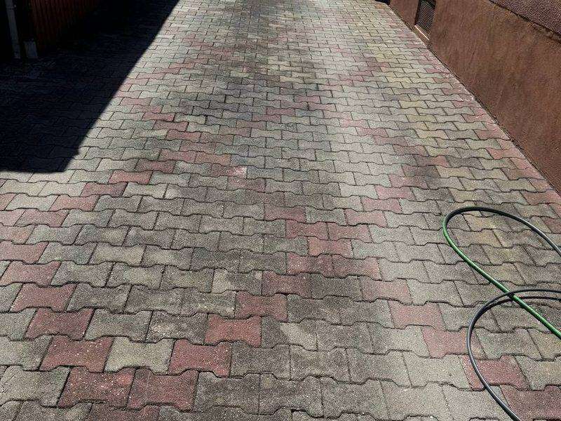 Vorher: Pflasterreinigung
